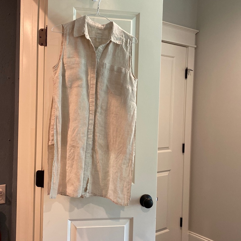 Chicos 100%linen long shirt. It has slits up the side with an inner layer.